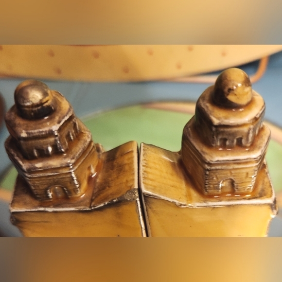 60s HEARST CASTLE Kitsch State Landmark Souvenir Royal Gold Salt Pepper Shakers - Picture 11 of 15